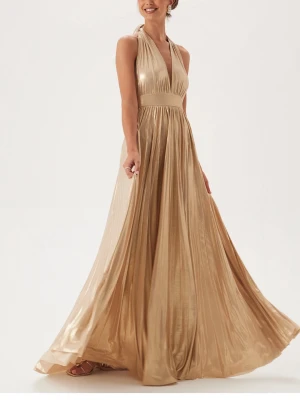 Balklänning - Nu säljer jag min jättefina balklänning från bubblerom, köpt 2023 och använd 1 gång. Den är avklippt nertill så den passar någon som är typ 150-155💓Skriv för mer bilder, den är inte lika guldig i verkligheten, utan mer åt de champagnefärgade hållet! Pris kan diskuteras!!!