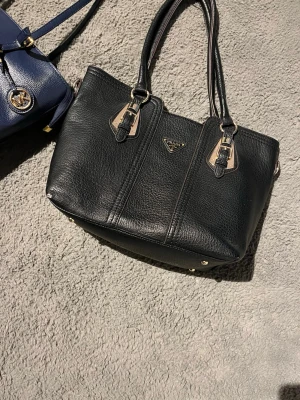 Tjej väska - En fin svart tjej väska i färgen svart. 
