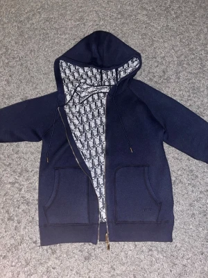 Cd hoodie - Använd 1 gång pris kan diskuteras vid snabb affär.