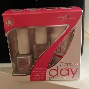 Depend 7day Starter Kit nagellack - Depend 7day Starter Kit innehåller allt du behöver för att fixa snygga naglar hemma. Kitet har hybrid top coat, baslack och rengöring. Passar dig som vill ha gel feeling och superglans med lång hållbarhet. Förpackningen är vit och rosa med tydliga Depend-loggor. Ca 45% produkt kvar lite mindre av cleansern.