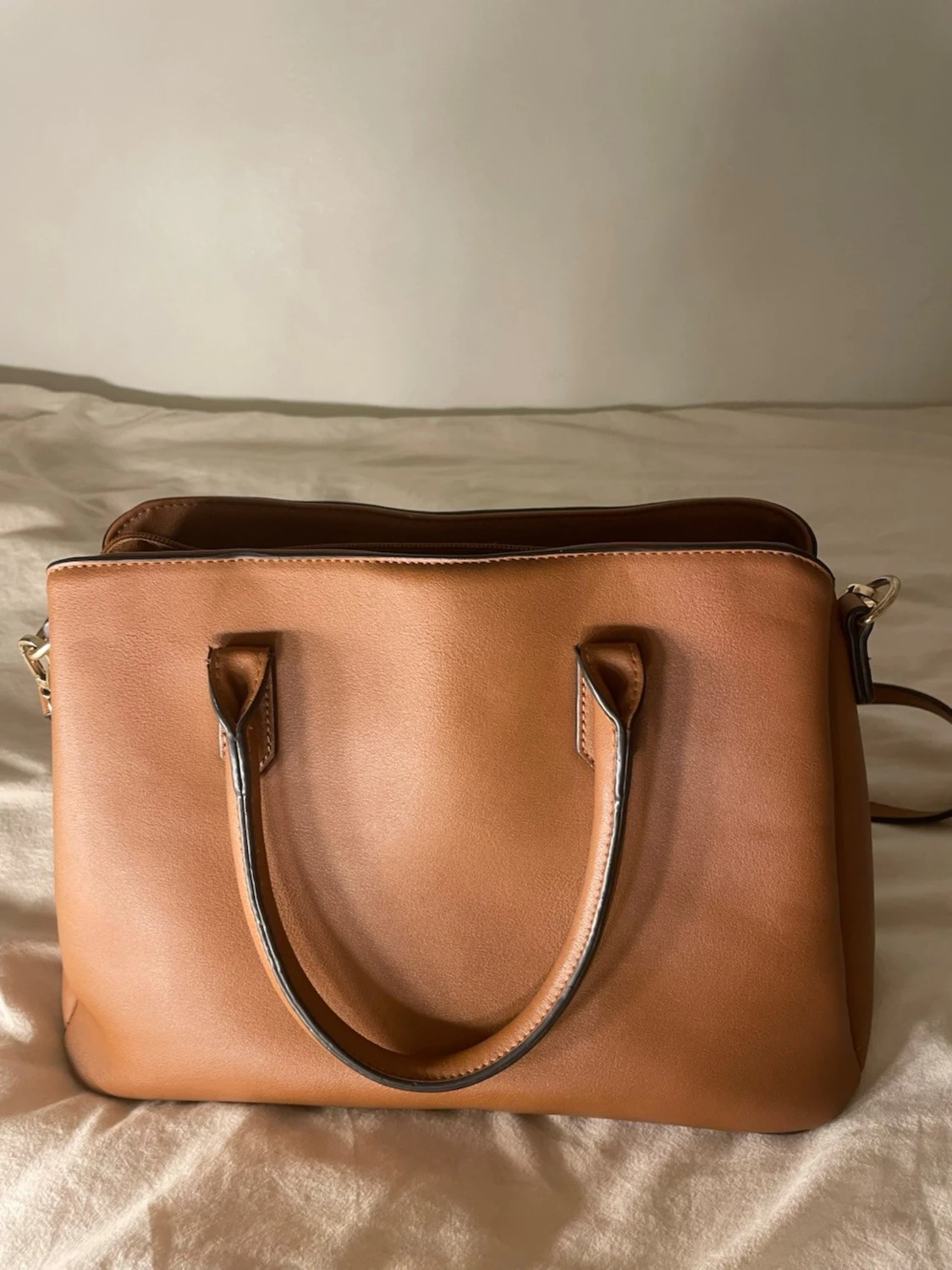 Brun axelväska med gulddetaljer - 2