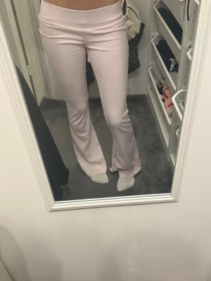 Yoga pants - Super sköna mjuksibyxor från gina i ljusrosa💗 man kan vika mer kanten som man ser på bild 2 skriv för fler frågor/bilder och pris kan diskuteras! Dom är i nyskick och aldrig använda❣️