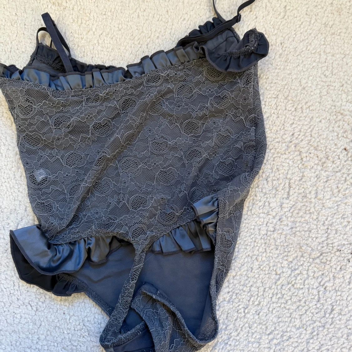 Grå spetsbody med v-ringning - 4