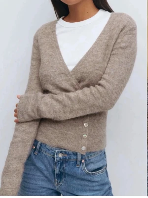 Kofta - Säljer denna kofta från gina som ör använd en gång! Den är slutsåld i storlek M! ❤️I alpacka blandning. Nypris 270