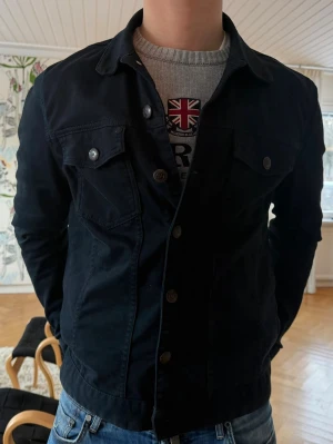 Matinique Overshirt / Jacka – Strl M - Säljer en superstilren overshirt/jacka från Matinique i storlek M. Nypris: ca 1800 kr.  Väldigt fint skick – knappt använd Mjukt och skönt material, sitter riktigt bra Perfekt som både jacka och overshirt Funkar lika bra till vardag som till lite mer uppklädda outfits  Färg: marinblå  Passform: Normal / stilren  Hör av dig om du vill ha fler bilder eller mått Skickas snabbt  Priset är inte spikat funkar att pruta lite