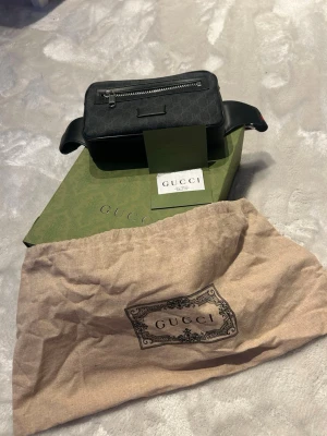 Gucci väska svart supreme midja - Hej jag säljer min svarta Gucci väska pågrund av att jag inte använde den förra året och vet att jag inte kommer använda detta året heller. Bara att höra av sig om man vill ha mer bilder eller om ni har några frågor. Den är som helt ny inga skador. Allt medföljer och kvitto finns!!!