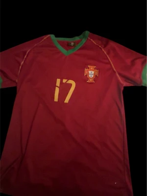 Portugal Fotbollströja - en riktigt drippig fotbollströja. Cristiano ronaldo 2006-2008 tröja. Riktig fet och kan stylas hur som helst. Storlek S men passar också som M. 