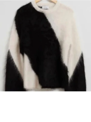 Stickad tröja med svartvit design - Säljer en fluffig stickad tröja i svart och vitt från & Other stories