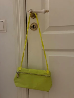 Limegrön axelväska med dragkedja - En perfekt neon grön väska, passar perfekt för neon fest, har aldrig använt väskan, man kan välja hur lång den ska vara 💗💗