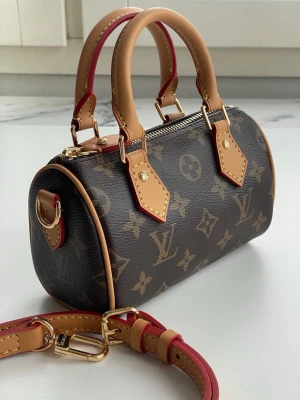 Louis Vuitton speedy väska  - 🧼 Skick: Inga skador, helt ny, använd 1 gång  📏 Storlek: 10 x 16 x 7.5 cm   🚭 Rök-fritt hem och djur-fritt  📦 Fraktas samma dag eller dagen efter    🧾 Kvitto finns 💘 Perfekt för alla hjärtans dag.    Vid snabb affär tillkommer en bra prissänkning alltså rabbat 🥰