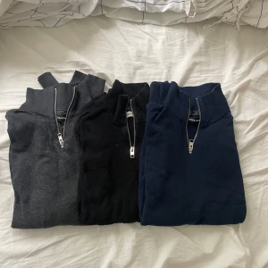 Jack & Jones half zip tröjor i 3 färger - Tre stilrena half zip-tröjor från Jack & Jones i grått, svart och marinblått. Väldigt sköna bomullsstickade tröjor som är perfekt nu inför hösten och sommarn. Nypris för en ca 700. Priset inte hugget i sten. Kom privat om du har mer frågor👌