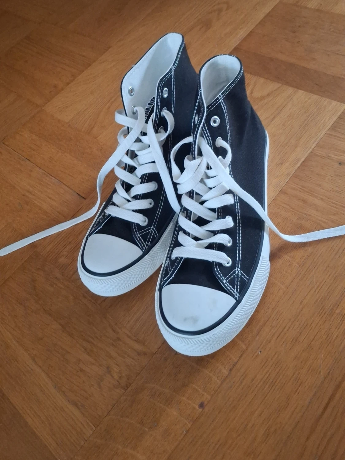 Svarta canvas sneakers med vita detaljer - 4