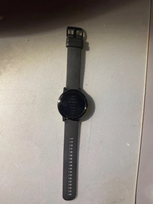 Svart Garmin Vivoactive 3 smartklocka - Snygg svart Garmin Vivoactive 3 smartklocka med rund urtavla och silikonarmband. Klockan har en stilren design och passar perfekt för dig som vill ha koll på träning, hälsa och notiser direkt på handleden. De går o diskutera priset💴 o skriv om ni har frågor!