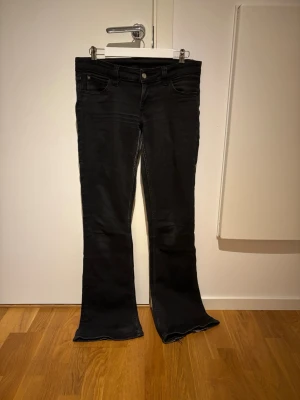 Svarta bootcut jeans  - Snygga svarta bootcut jeans från cheap monday storlek 31/34