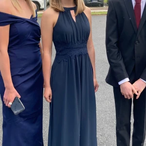 Mörkblå balklänning petite - Säljer denna superfina balklänningen från Vila modellen Vimilina 💙Storleken är petite men går ner till fötterna på mig som är 163 cm lång. Köpt för 700 kr och är endast använd på min bal i 9an! 🌟Fler bilder finns!