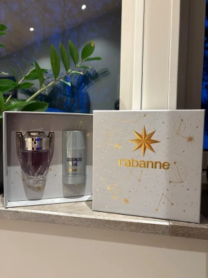 Paco Rabanne Invictus presentbox/parfymset - Fick detta i julklapp och har redan den doften sen innan så säljer denna, sjävklart orört och nytt.              