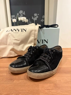 Lanvin - Säljer nu dessa lanvins som har tydliga tecken på användning. Skick 6/10, de enda effekterna är under sulan på skona där de har gått hål. Allt annat är toppen och mockan är fortfarande fin. Box, dustbags och sko snören följer med vid köp! Storlek är UK 10 men passar också 9 vilket jag har i vanliga fall! Pris kan diskuteras vid snabb affär 😇