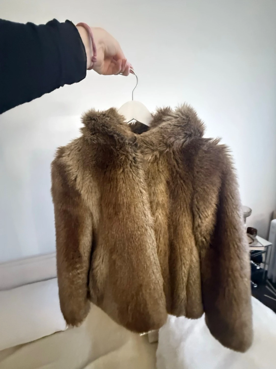 Brun fluffig pälsjacka med stor huva