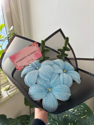 Small blå blombukett 💐  - Instagram : eternity_flower_s 🌸  Handgjorda evighetsblommor av piprensare – ett kreativt och hållbart alternativ till snittblommor. Perfekta som present eller som liten inredningsdetalj.  Varje blomma är unik, formad för hand och kräver ingen skötsel. De håller sig fina år efter år.  Passar till:   Present, barnrum, sovrum, skrivbord eller dekoration till födelsedag, dop eller student.  Skick:   Nya och oanvända.  Säljs styckvis eller i set. Kan anpassas efter önskade färger. 
