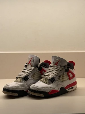 Air Jordan 4 Retro Red Cement - Stabil sula och klassisk design. Ikonisk sneaker som sticker ut och passar både vardag och streetwear.