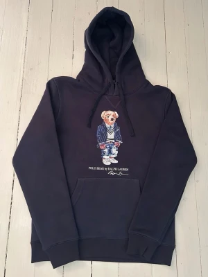 Ralph Lauren polo bear hoodie storlek S  - Hej! Säljer denna riktigt schyssta polo bear hoodie från Ralph Lauren. Den är i storlek M men sitter en storlek litet och passar därför som en S. Den är endast använd någon enstaka gång och är därmed i ett nyskick (om den ser fläckig/ solblekt ut så är det endast pga dåligt fotoljus). Original lappar och påse finns kvar och medföljer naturligtvis vid köp. Jag fraktar alltid snabbt! Mvh