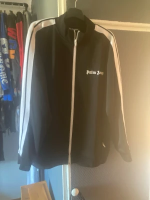 Palm Angels svart track jacket - Jag har föer kläder för salu så jag kan sänak priset vid köp av föer och vid snabb affär 