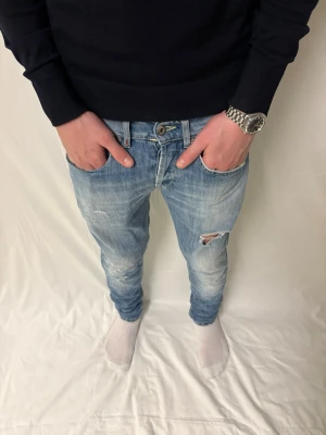 DONDUP GEORGE - Blåa dondup jeans (storlek 31). Nypris 4000kr vårt pris 399 kr! Om ni har några frågor kontakta oss!