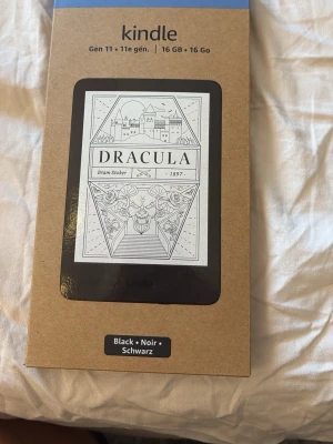 Kindle 11:e gen 16GB svart - Kindle e-bokläsare, 11:e generationen med 16GB lagring i svart. Slimmad och lätt design med e-ink-skärm som är skonsam för ögonen. Perfekt för att läsa böcker digitalt, lång batteritid och enkel att ta med överallt.