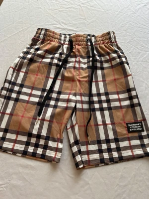 Burberry shorts- storlek S - Snygga shorts Burberry med klassiskt rutigt mönster i beige, svart, vitt och rött. Prisen kan diskuteras… och kom privat för mer bilder eller videos. 