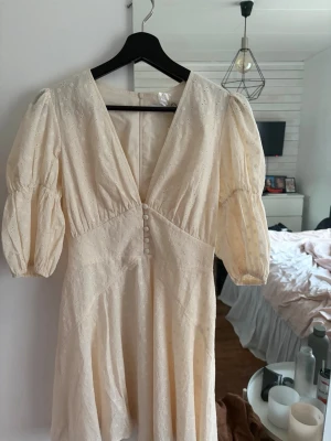 Slutsåld Adoore klänning - Helt ny slutsåld adoore klänning med alla lappar kvar och helt oanvänd! Den är i storlek 38 och passar XS-S skulle jag säga. I en beige färg och i modell ”Sicily dress”.