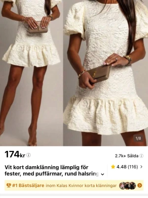 Vit kort klänning med puffärmar - Råka köpa två stycken superfin vit kort klänning med puffärmar och rund halsringning. Klänningen har ett vackert spetsmönster och volang nertill som ger en söt och trendig look. Perfekt för dig som vill sticka ut med en feminin och modern stil. Den kommer 1 juni!!!!