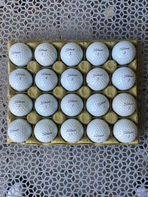 Golfbollar från Titleist PRO v1 , 20-pack b klass - Säljer ett 20-pack vita golfbollar från Titleist. Klassisk rund form med dimple-mönster för optimal bollflykt. Perfekt för dig som vill fylla på golfbagen med kvalitetsbollar. Levereras i praktisk kartong. Perfekt till dig som vill börja spela golf och redan spelar ger dig mycket spinn. B klass men är som A klass så riktigt bra pris köp innan någon annan köper! Pris kan verkligen diskuteras