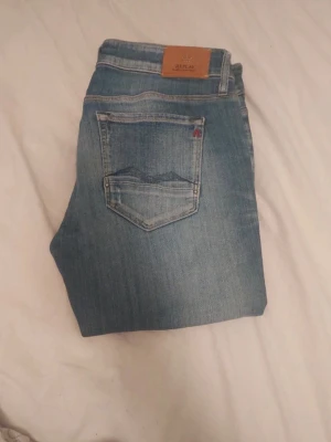 Blå slim fit jeans från Replay - Säljer ett par replay jeans då jag växt ur de. W30/L32, för frågor tveka inte på å skriva!