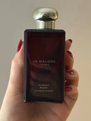 Jo Malone Scarlet Poppy parfym - Exklusiv parfym från Jo Malone i doften Scarlet Poppy. Perfekt för dig som gillar unika och intensiva dofter. Se bild två för att se hur mycket som är kvar!