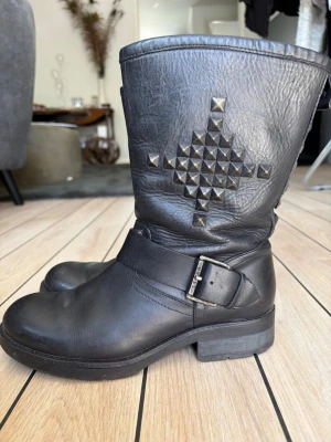 Svarta läderboots med nitar - Säljer min vintage koah boots med nitar då dem tyvärr inte används längre. Det är äkta läder💕