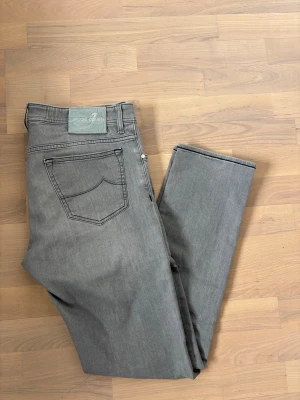 Jacob Cohën Style 688 - Väldigt snygga Jacob Cohën jeans style 688. Fetaste tvätten som finns. Extremt bra skick, använd fåtal gånger. Jacob Cohën är kända för att vara främsta jeans tillverkaren i världen. Japanska tyger, gjorda i Italien.  Storlek W35, men det är italienska storlekar så de är mindre. Ungefär en W33. Hör av dig vid frågor😊 