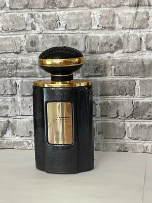 Al Haramain Junoon Noir  -  Al Haramain junoon noir edp se bilder för mängd kvart flaskan är på 100ml skulle uppskatta 80ml kvar se bild för mängd kvar. Och noterna är Top notes are Kumquat and Lime; middle notes are Violet, Orris, Jasmine and Lily-of-the-Valley; base notes are Vanilla, Musk, Sandalwood and Cedar.  Automizern på alharamains parfymer har.lite mer än stråle än en mist. nypris 500kr 