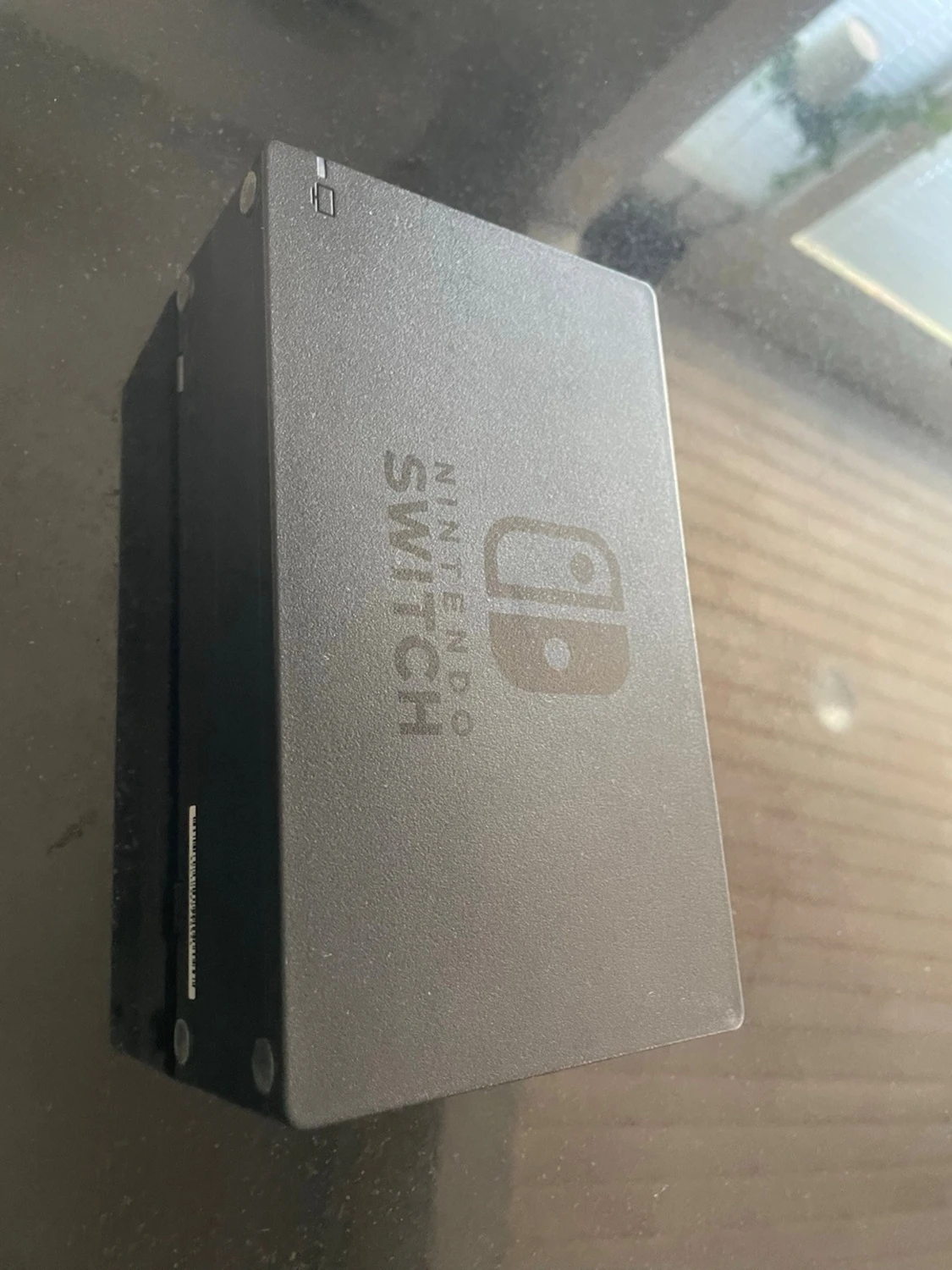 Nintendo Switch med blå och gul Joy-Con - 2