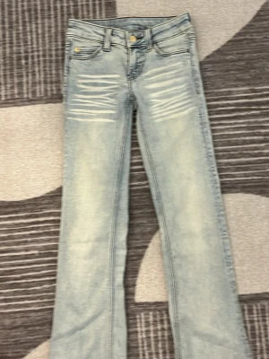 Ljusblå raka jeans cheap Monday  - Säljer ett par ljusblå jeans från cheap Monday med raka ben och klassisk femficksmodell. Jeansen har slitningar framtill för en cool look och är tillverkade i mjuk bomull. Perfekta för en avslappnad stil.