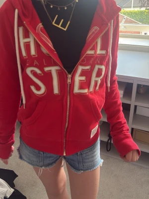 Så fin hollister tröja 🤍 - Sååå fin, säljer för att den är för liten. Storlek XS, från hollister. Så snygg! 
