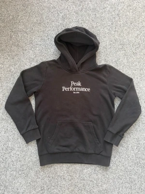 Peak Performance hoodie | 150 - Peak Performance hoodie i storlek 150 | Fint skick - Lite tecken på användning | En riktigt skön och chill hoodie för vardagen😊 
