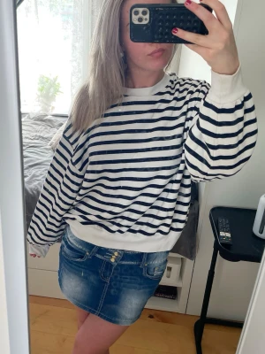 Randig sweatshirt - Snygg sweatshirt med vita och marinblå ränder. Inte använt så mycket, perfekt över ett linne eller bikini på sommaren🥰