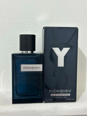 Yves Saint Laurent Y EdP Intense 100ml - Yves Saint Laurent Y Eau de Parfum Intense är en maskulin parfym i en stilren mörkblå glasflaska med svart lock. Doften är intensiv och modern, perfekt för dig som gillar eleganta och fräscha parfymer. Flaskan rymmer 100 ml och har en exklusiv känsla.