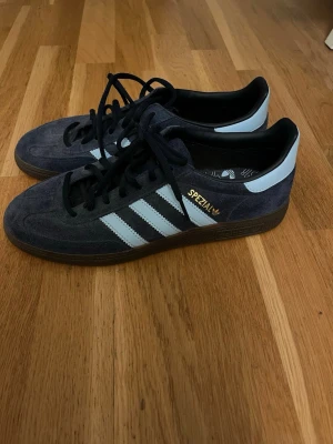 Helt nya Adidas Spezial - Aldrig använda adidas spezial skor, mörkblåa och ljusblåa med brun sula och guldig text. Priset är inte hugget i sten men kommer inte gå för lågt eftersom de är HELT NYA! 