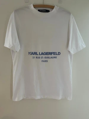 Vit loose fit t-shirt från Karl Lagerfeld  - Karl Lagerfeld t-shirt, storlek S men loose fit så sitter som M. Nypris 1200kr, knappt använd