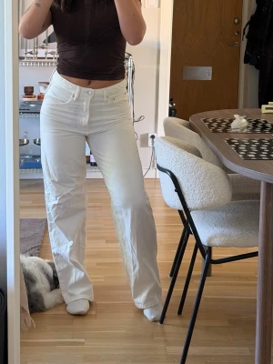 Vita raka jeans med hög midja - Säljer ett par vita jeans med rak passform och hög midja. 