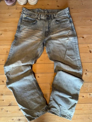 Ljusblåa jeans  - Säljer ett par ljusblåa jeans från Cheap monday. Relaxed fit
