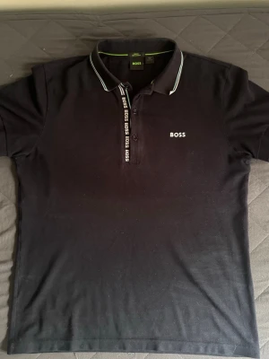 Svart pikétröja från BOSS - Svart BOSS pike, den är storlek S och sitter fint.  Finns inga deffekter vad jag vet. Kom dm för fler frågor och om ni har bilder. 