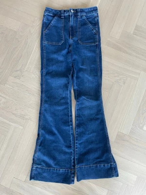 Highwaist blåa jeans - Säljer ett par highwaist blåa jeans från H&M🤍 Helt oanvända med lappen kvar, bara testade🤍 Storlek 36, de var för stora för mig som är 165🤍 Säljer då jag inte hann lämna tillbaka de🤍
