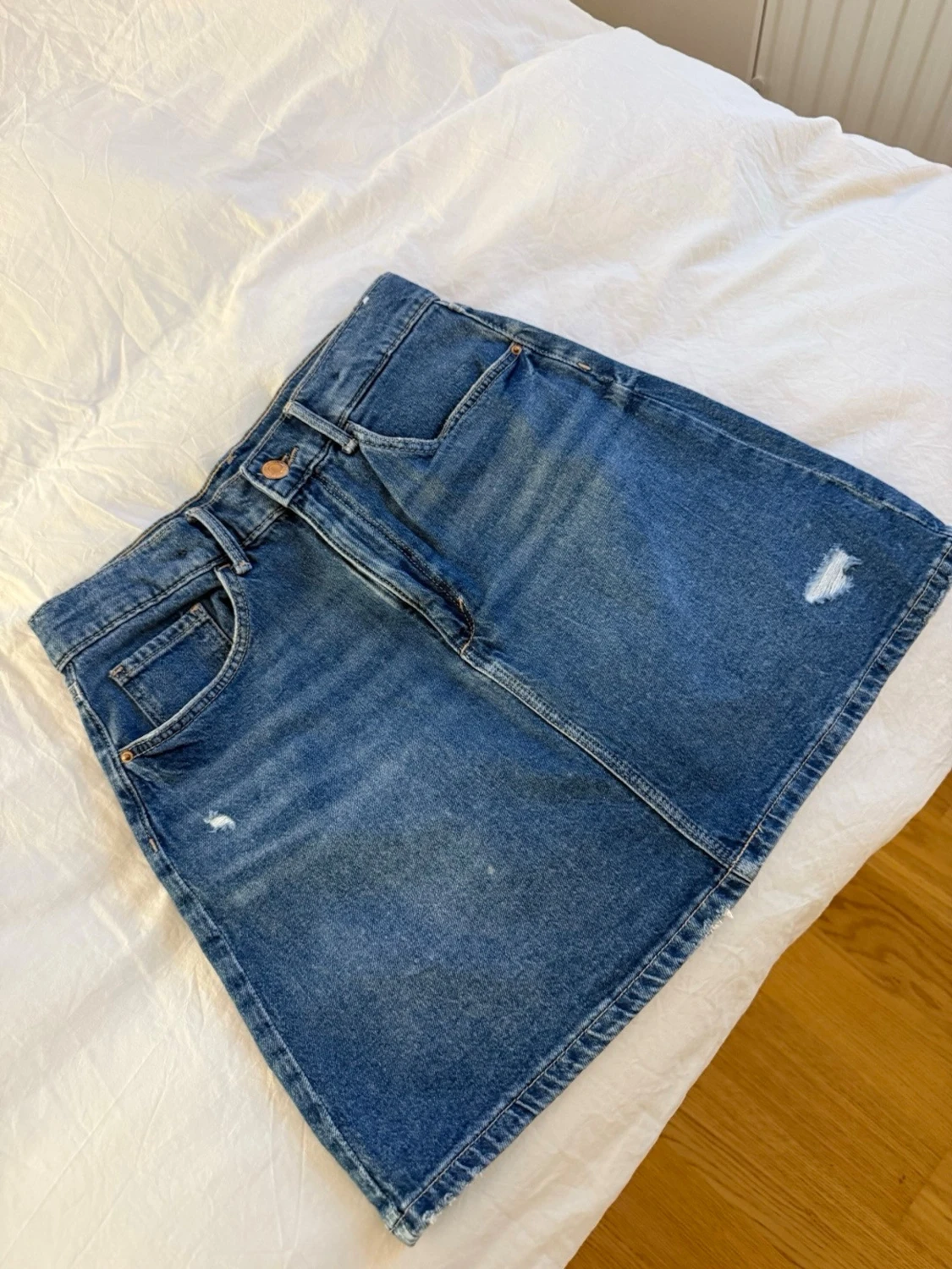 Blå denimkjol med slitningar